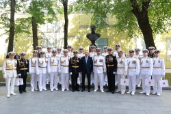 Бюст адмирала и капсула времени
